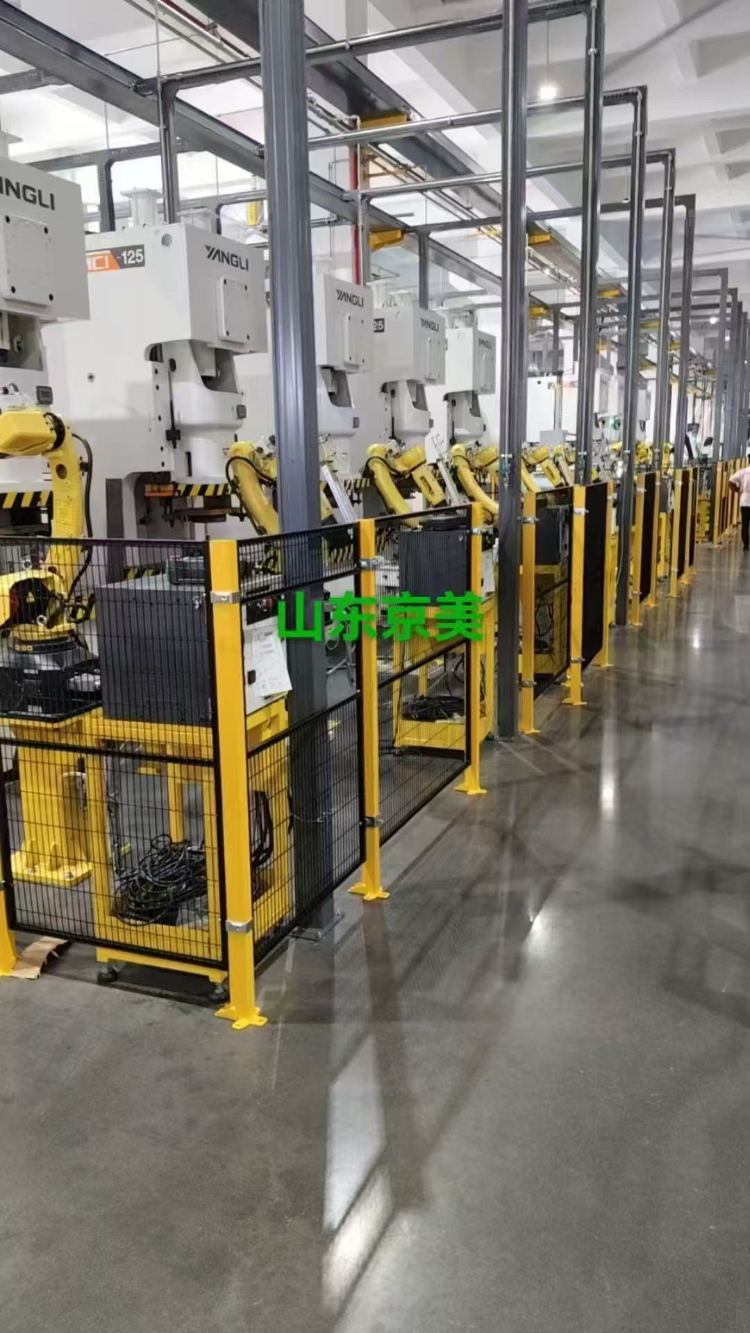 Màu vàng nóng hàng rào an toàn phổ biến