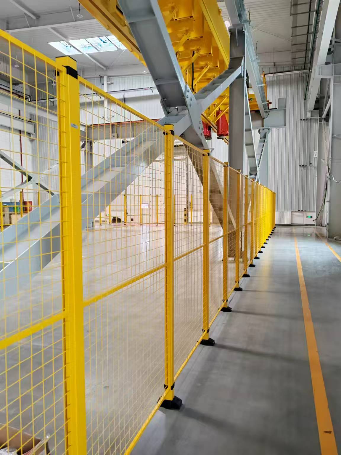 Màu vàng nóng hàng rào an toàn phổ biến