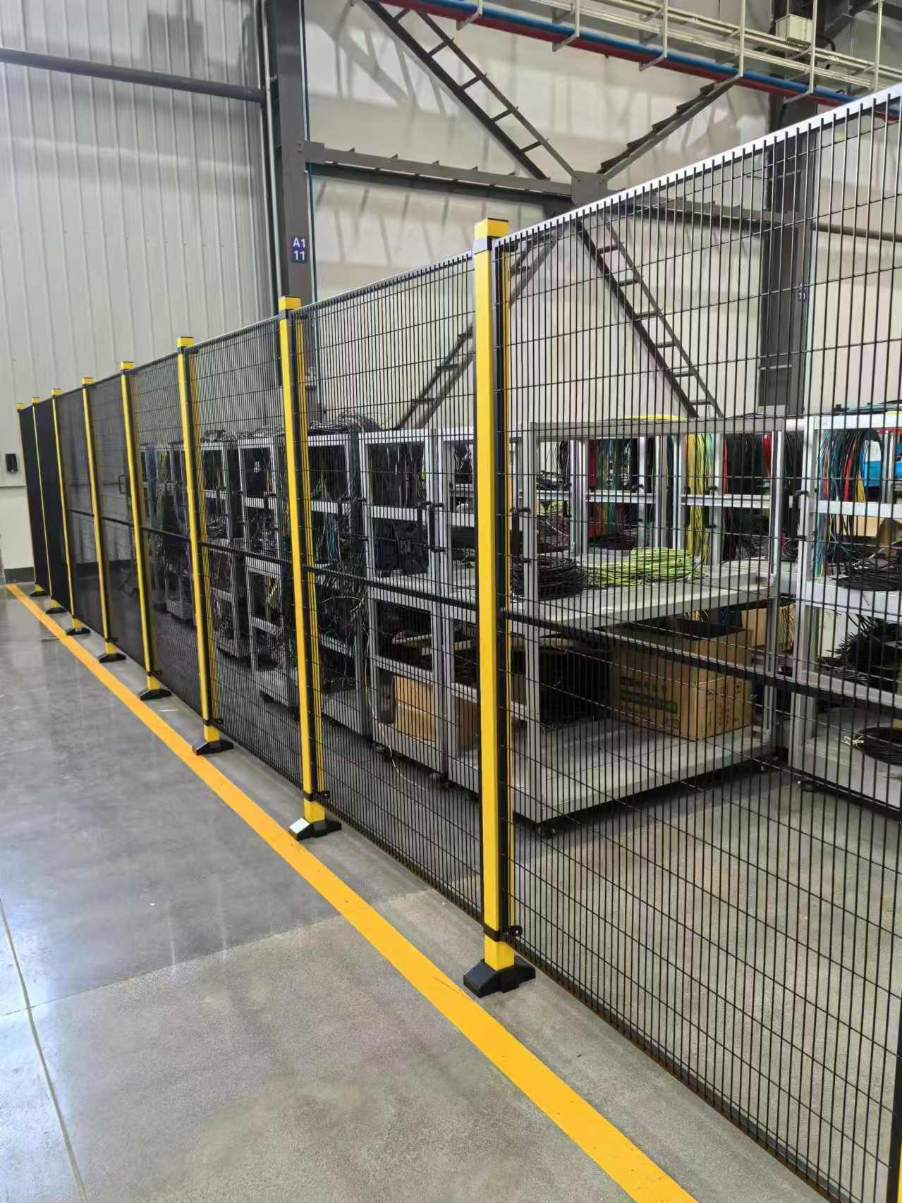 Màu vàng nóng hàng rào an toàn phổ biến