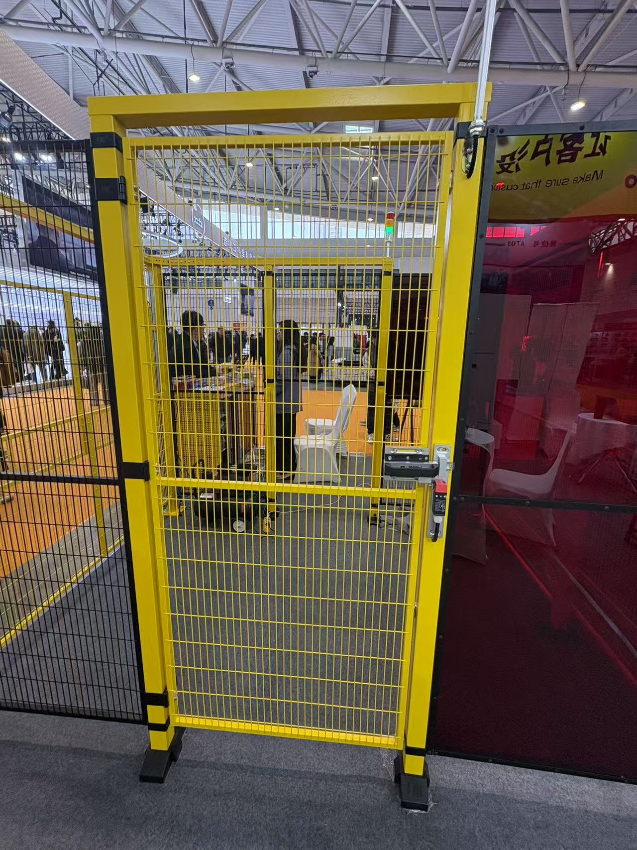 PCボードフェンスを備えた単一のヒンジ付きドア PCボードフェンスを備えた単一のヒンジ付きドア